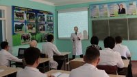 Qozog‘istonning nufuzli universitetining professori talabalarga dars o‘tmoqda