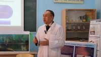 Профессор из Кыргызстана читает лекцию студентам филиала